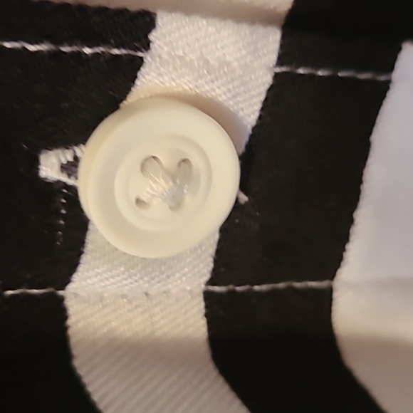 LIZ CLAIBORNE WOMEN'S SLEEVELESS BLACK AND WHITE "ZEBRA" BUTTON TOP SIZE LARGE - Picture 9 of 15